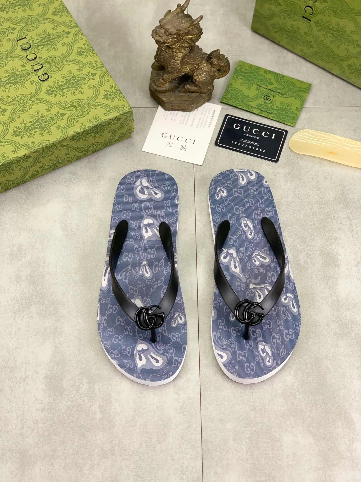 Men's men's shoes 💰P220💰【New style】🆘【GUCCI】Official website's popular Gucci adult couple 🧑‍🤝‍🧑 style, children's flip-flops are on sale at the counter simultaneously! Original fabric imported from Italy. Original bottom provided by the original factory. Size: Adult 36-45. Children’s size: 30-37. Multiple colors available.